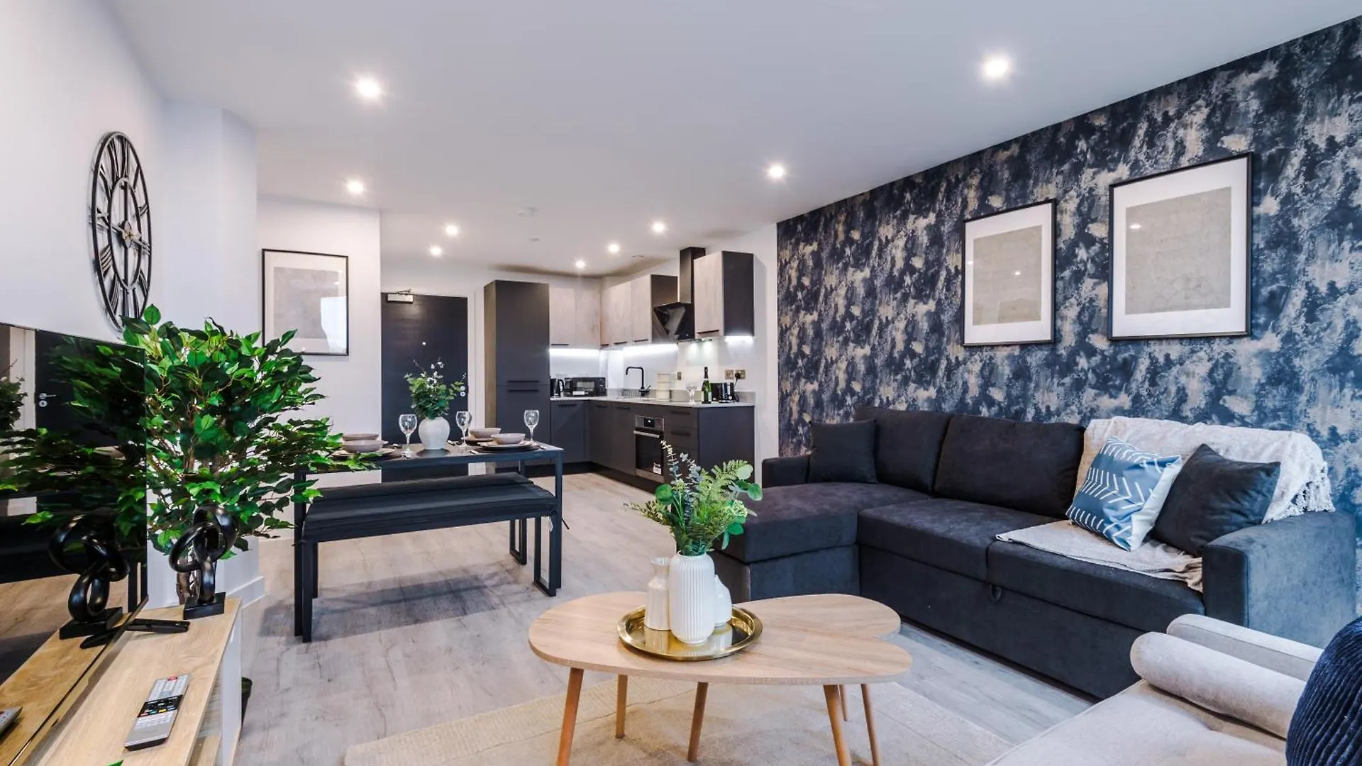 Icona 2 Apartment, With Free Onsite Gym And Secure Parking 요크