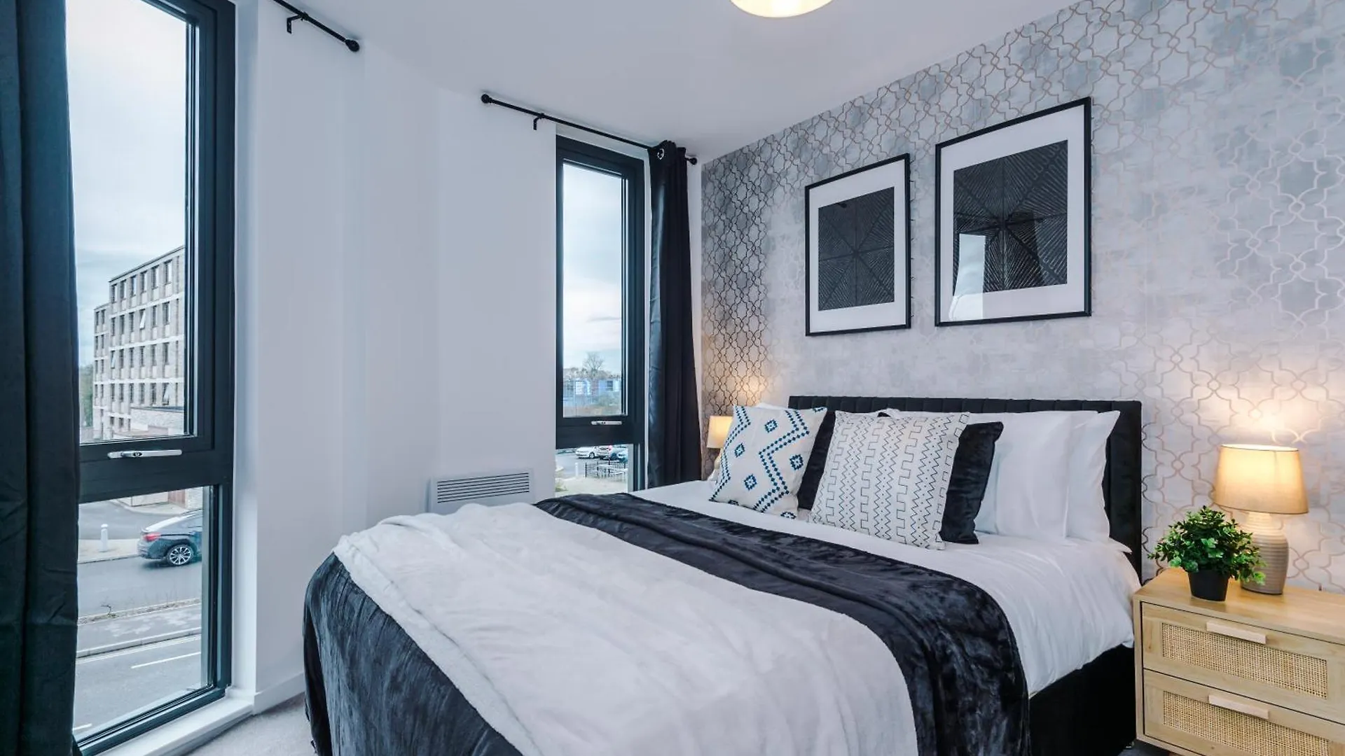 Icona 2 Apartment, With Free Onsite Gym And Secure Parking 요크
