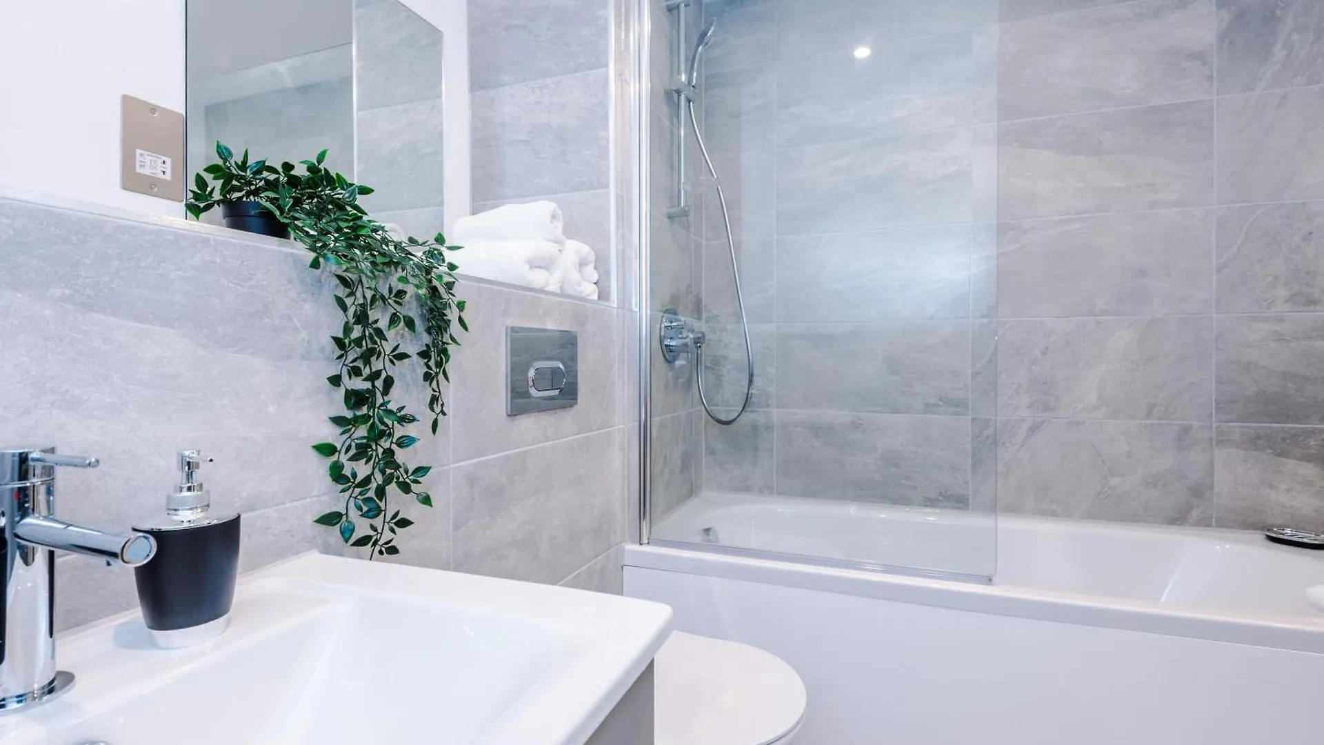 Icona 2 Apartment, With Free Onsite Gym And Secure Parking 요크