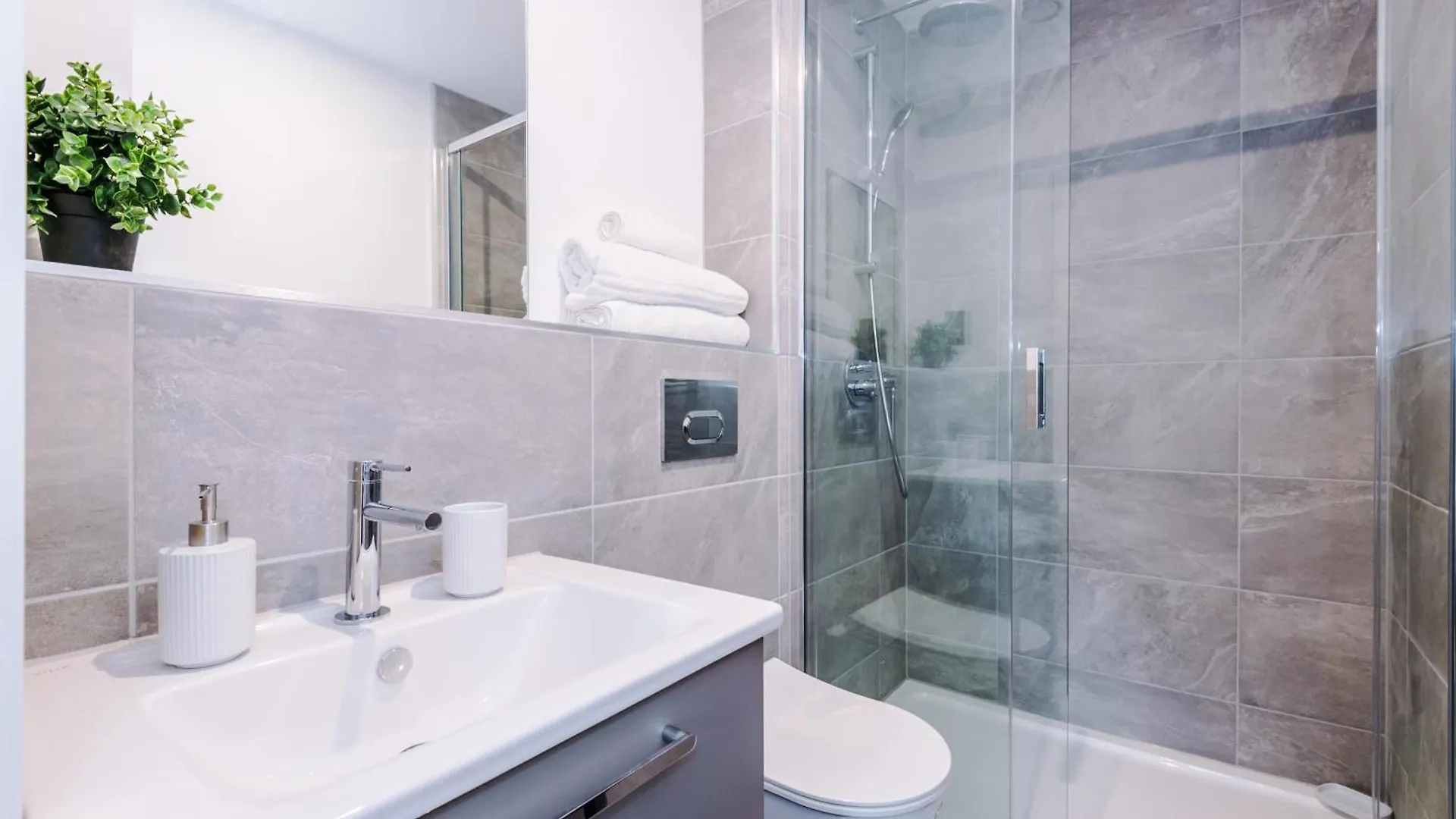 Icona 2 Apartment, With Free Onsite Gym And Secure Parking 요크 아파트