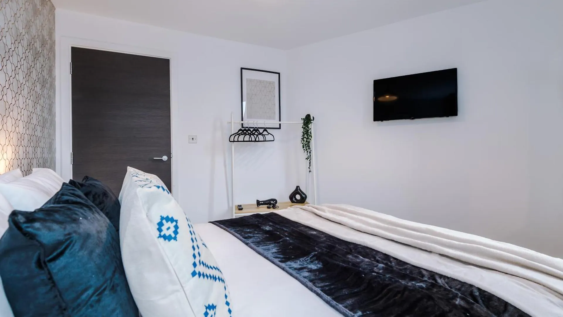 Icona 2 Apartment, With Free Onsite Gym And Secure Parking 요크